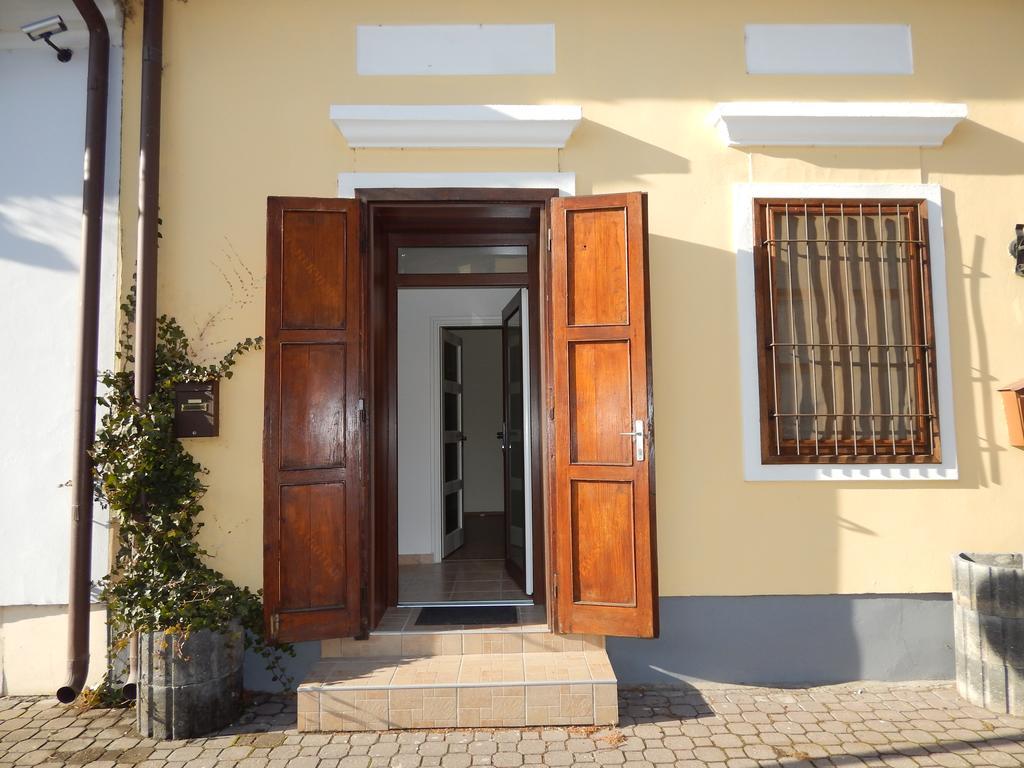 Csillagvirag Apartman Appartement Mosonmagyaróvár Buitenkant foto